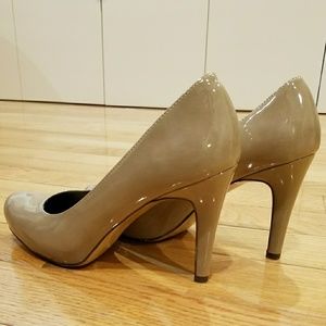 Bandolino nude platform pumps